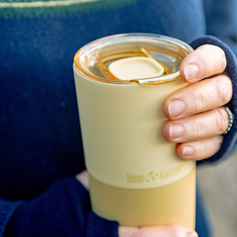 daily-on-the-go-set-x8 16oz_rise_tumbler_wax_yellow_closeup_hand_lid_square.jpg