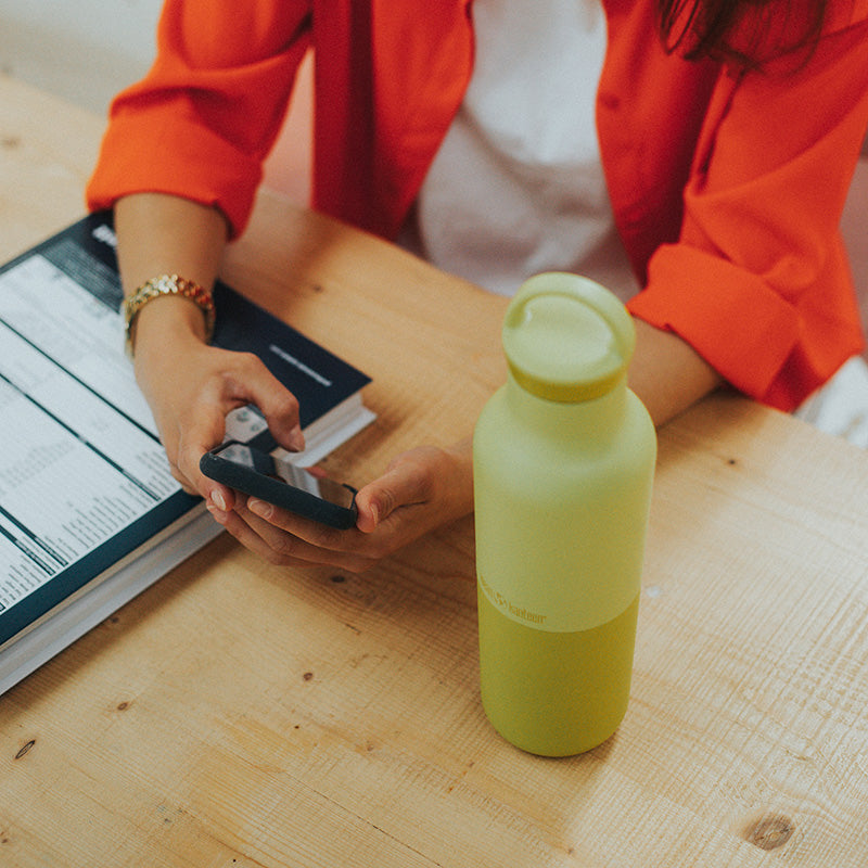 daily-on-the-go-set-x8 20oz_rise_classic_insulated_bottle_acacia_worker_phone_square.jpg