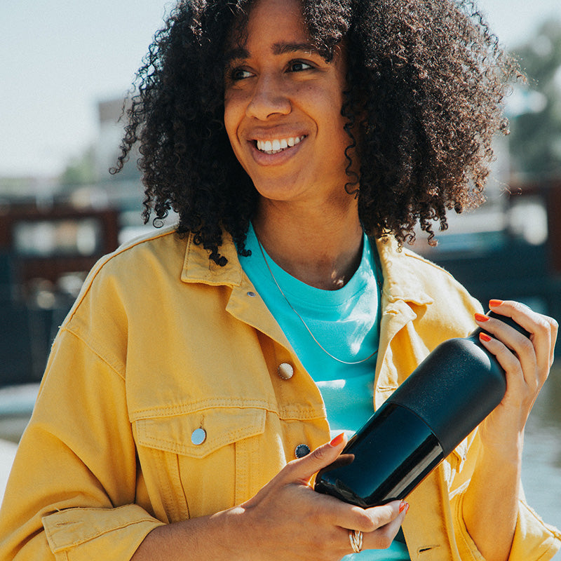 daily-on-the-go-set-x8 20oz_rise_classic_insulated_bottle_black_woman_smile_square.jpg